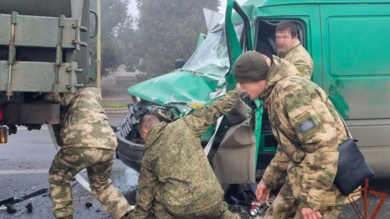 Инспекторы ВАИ Росгвардии спасли в ДНР пострадавшего в ДТП